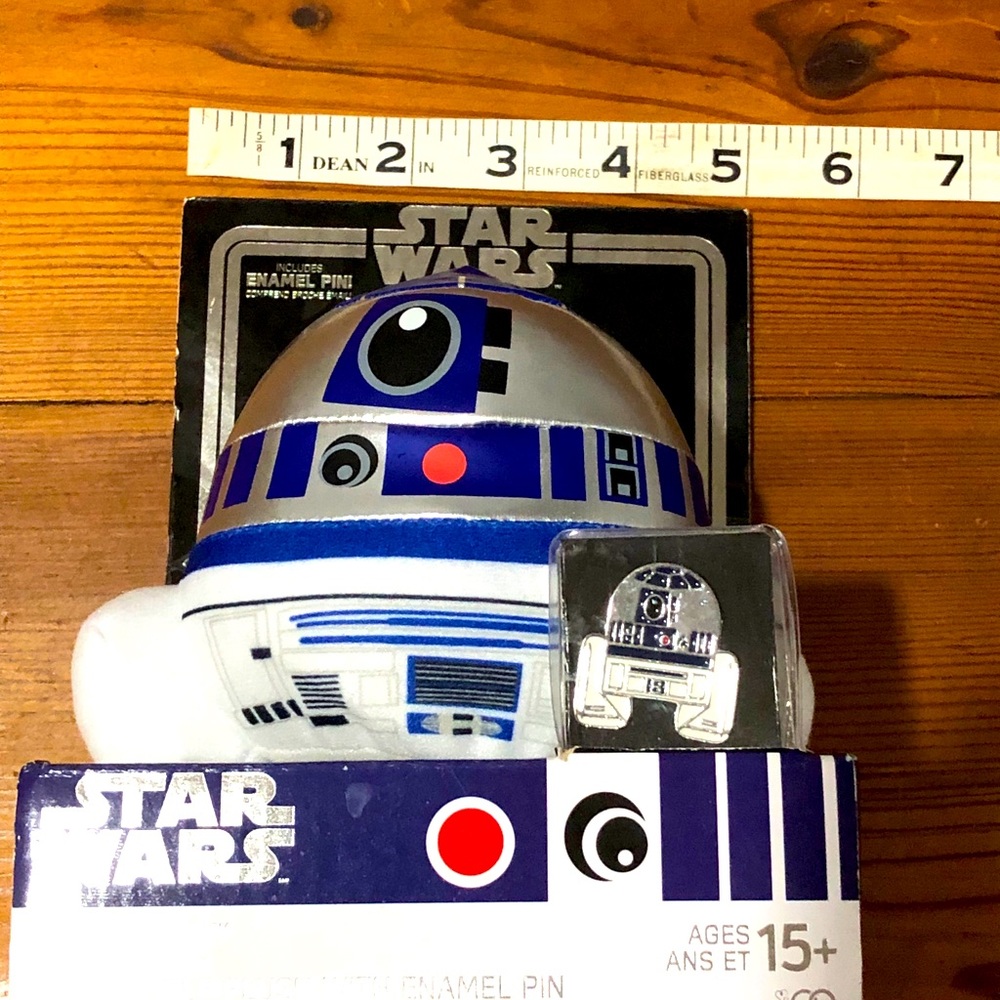 Star Wars R2-D2 plush with enamel pin NIB